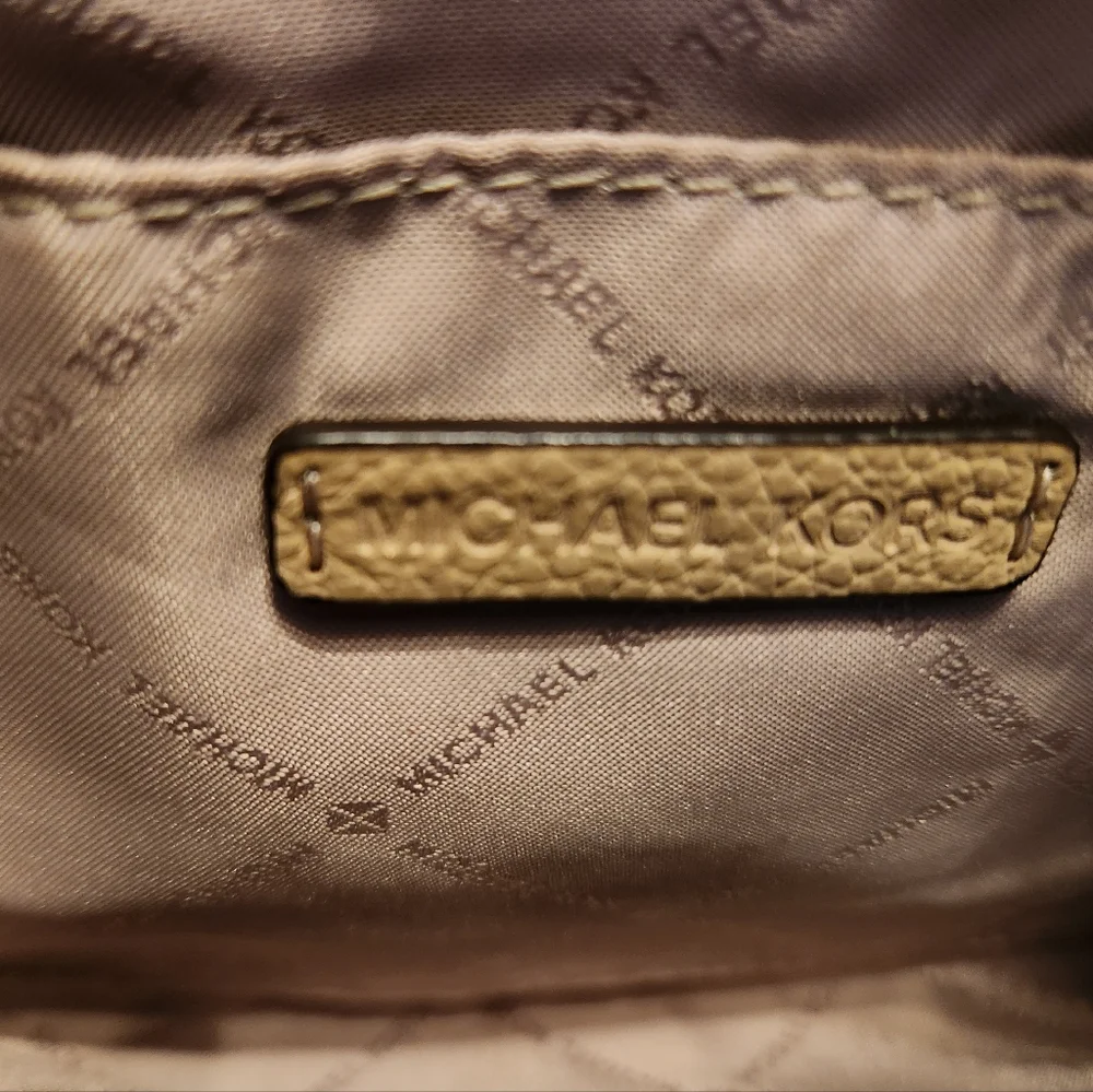 Michael Kors Wristlet, Beige Tan Pebbled Leather, Gold Tone, Clutch Lightweight